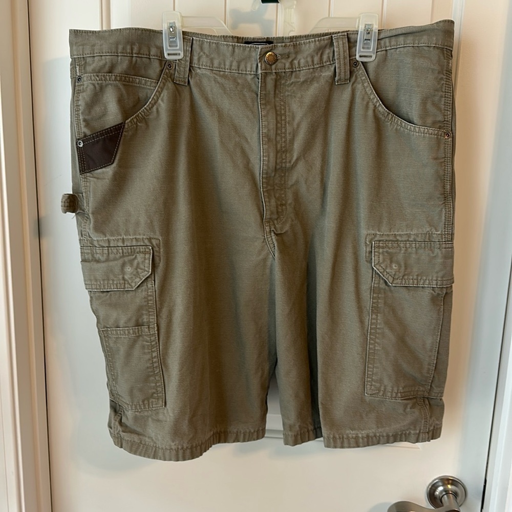 Wrangler Workwear Men’s Relaxed Fit Cargo Shorts Olive Green size 42 Like New